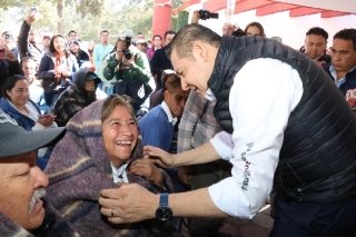 Armenta entrega cobertores en una de las zonas más frías del Estado de Puebla