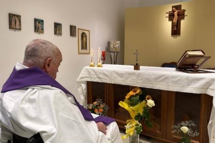 Papa Francisco reaparece: así luce a 31 días de su hospitalización, delgado y pensativo