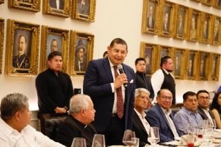 Alejandro Armenta se reúne con arzobispo y sacerdotes de Puebla