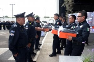 Entrega SSC uniformes a elementos operativos de la Policía de la Ciudad