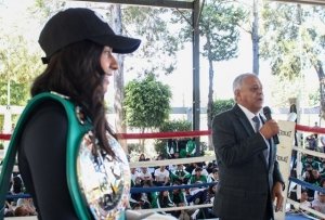 Practica box &quot;La Bonita&quot; Sánchez con 2 mil estudiantes