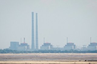Rusia presume bombardeo a base aérea en Ucrania, pero denuncia ataque contra central nuclear