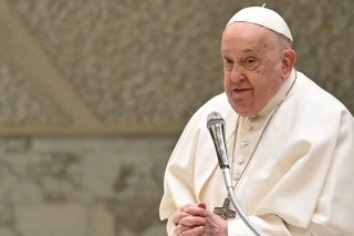 Salud del Papa Francisco se mantiene estable; esta noche reanudará ventilación mecánica